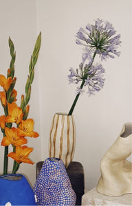 el florero de rayas grises